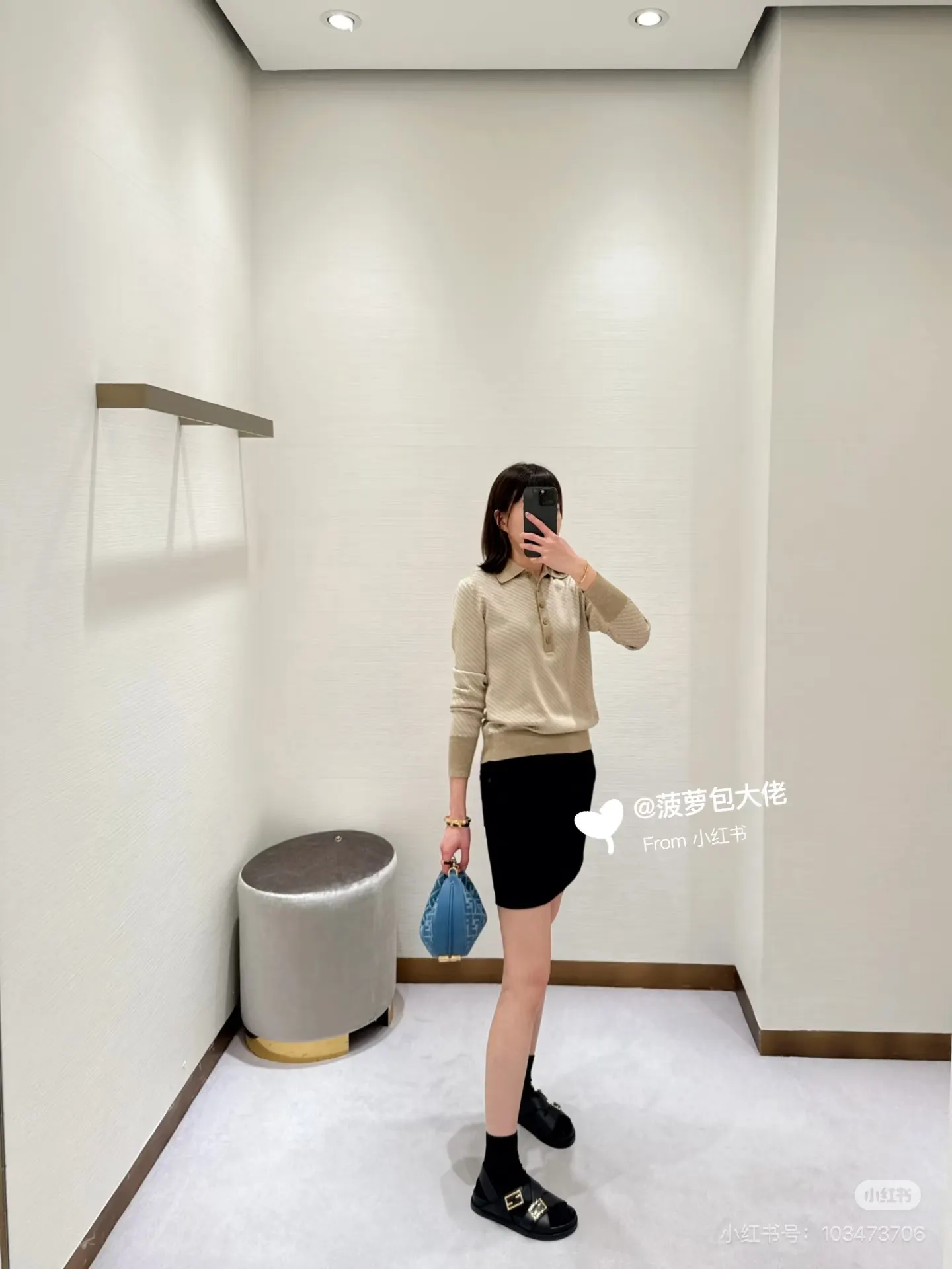 Fendi Croissant Shoulder Bag D32018223 — view 3