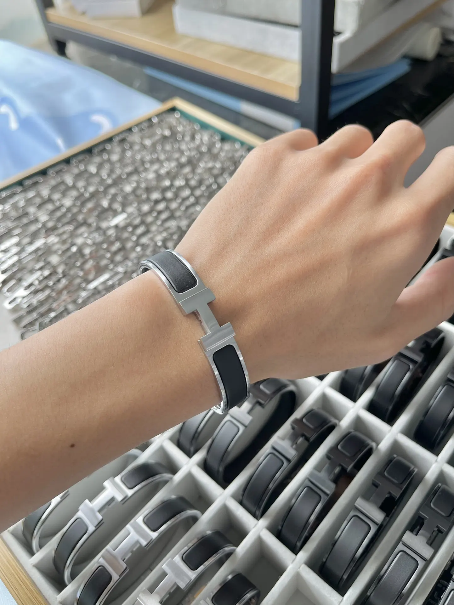 Clic HH Matte Enamel Bangle D17017552 — view 9