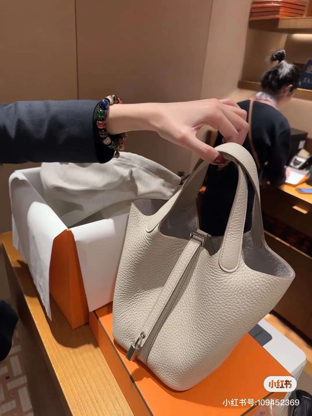 Picotin Lock 18 Grained Leather Bag D38518273