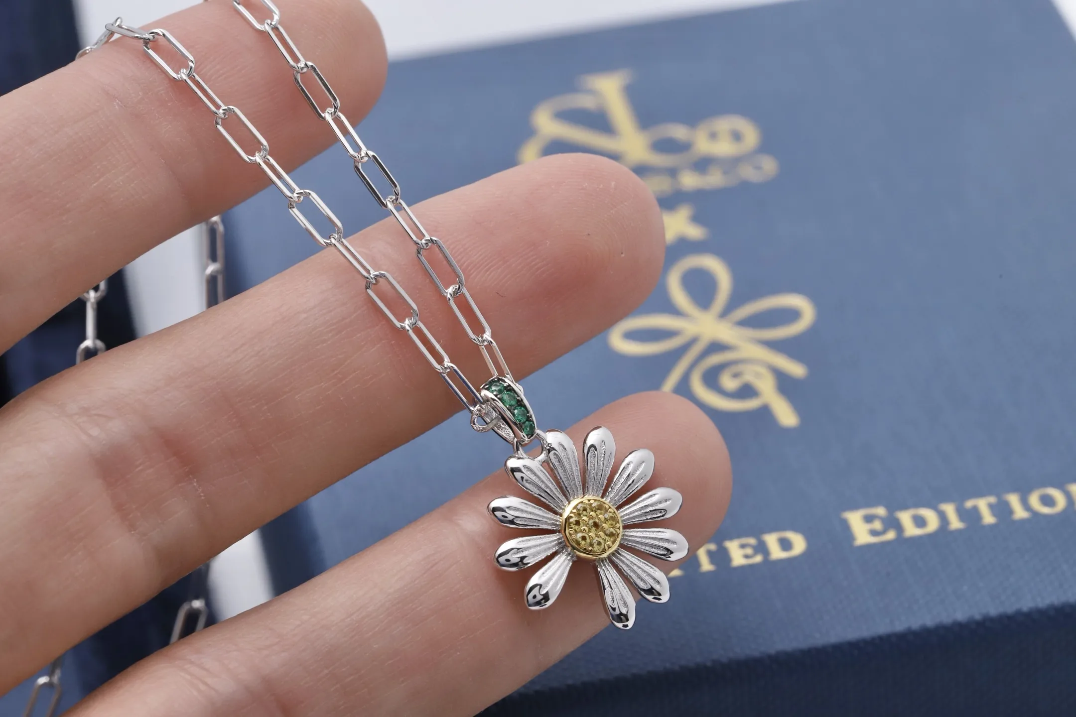 Jacob & Co. x Peaceminusone Daisy Pendant Necklace D27517027 — view 4