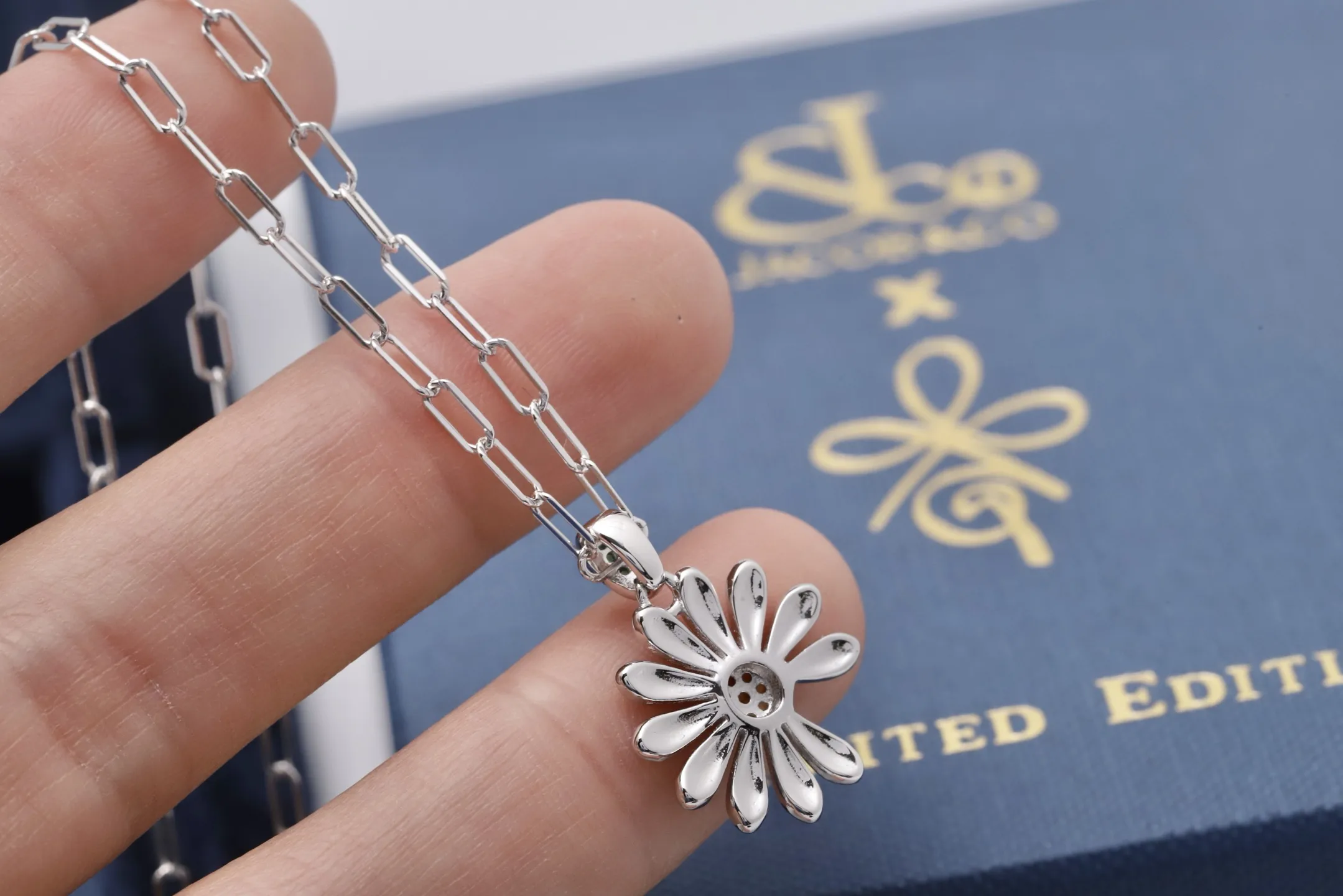 Jacob & Co. x Peaceminusone Daisy Pendant Necklace D27517027 — view 5