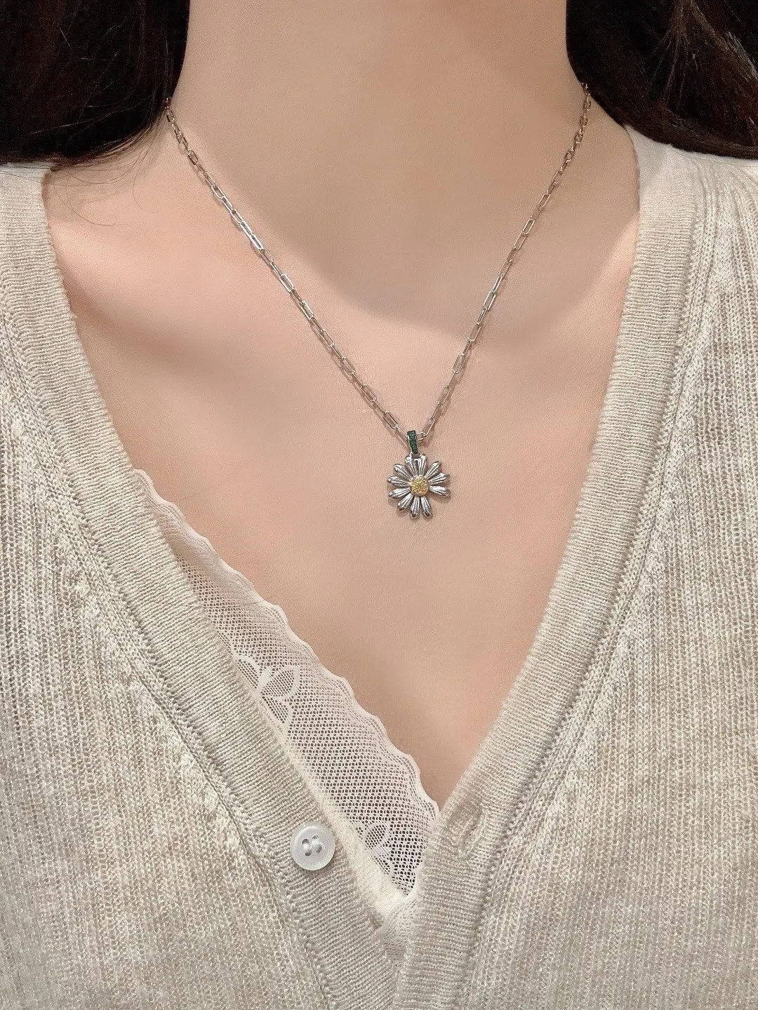 Jacob & Co. x Peaceminusone Daisy Pendant Necklace D27517027 — view 11