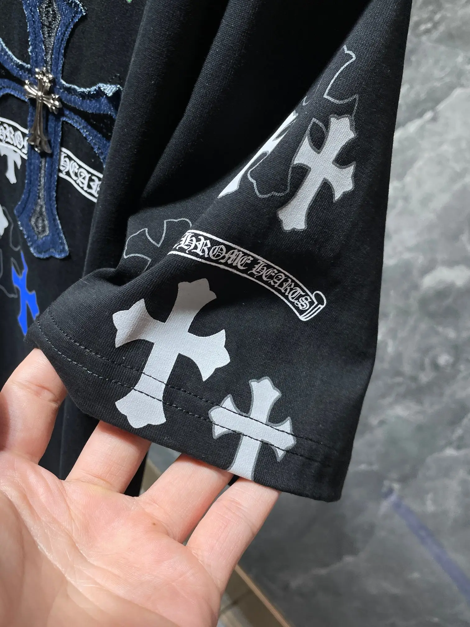 Leather Patch Cross Embroidered T-Shirt D6015467 — view 3