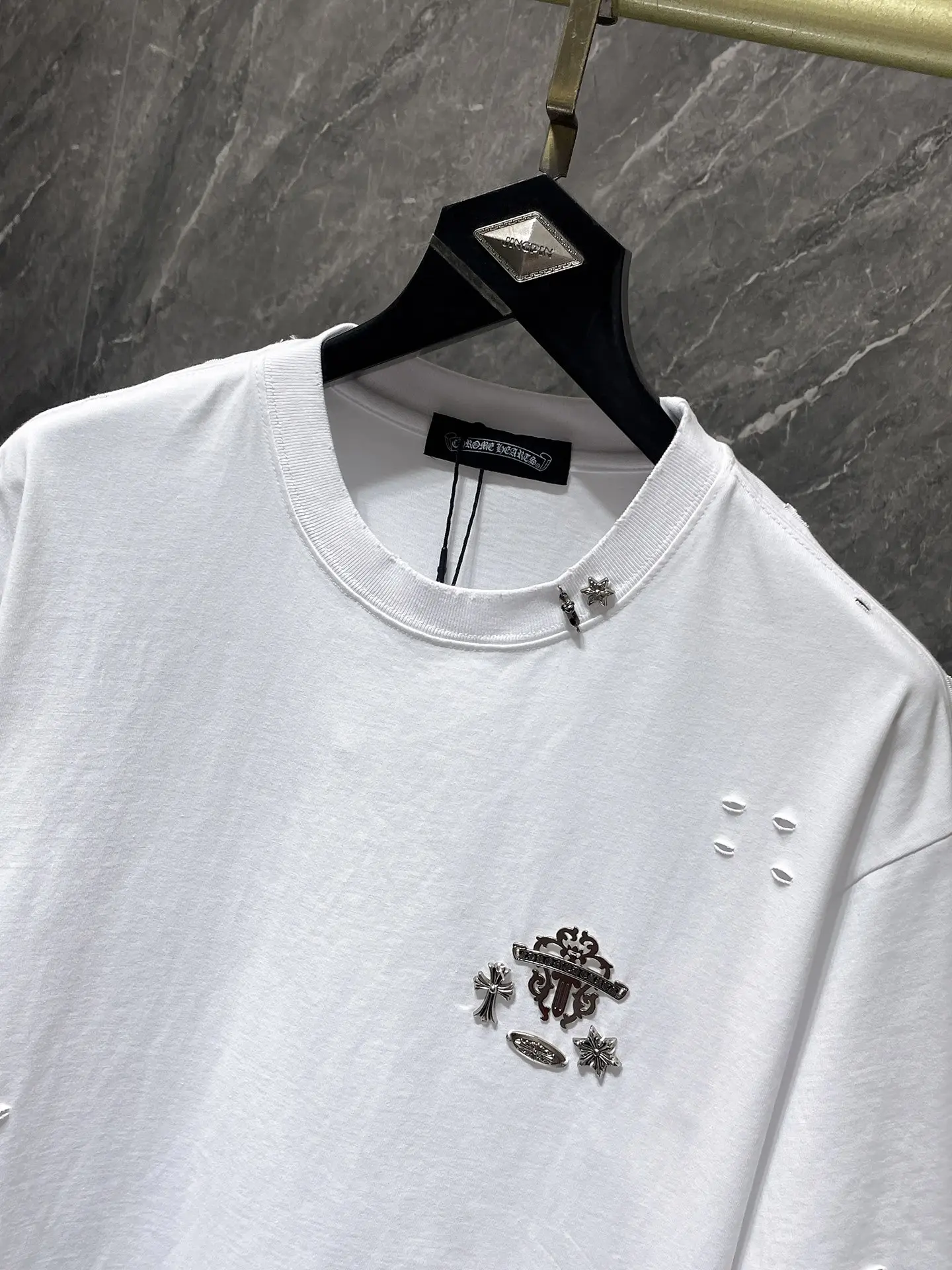 Distressed Cross Hardware T-Shirt D11011623 — view 4