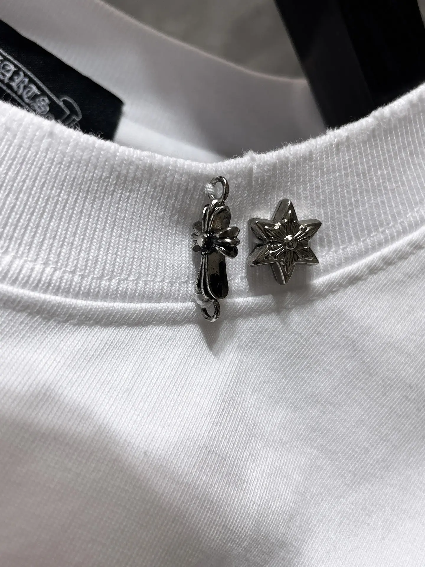 Distressed Cross Hardware T-Shirt D11011623 — view 5