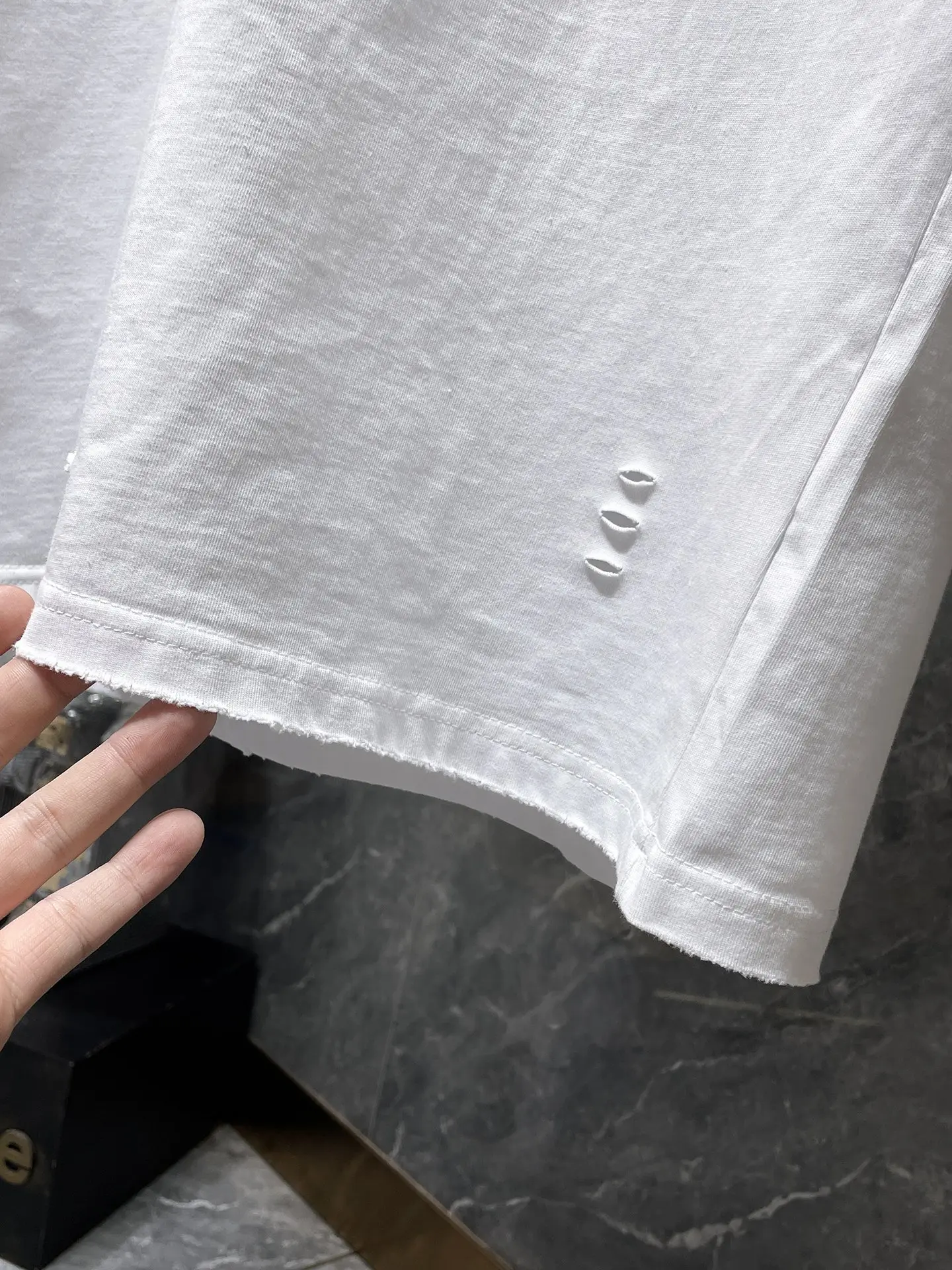 Distressed Cross Hardware T-Shirt D11011623 — view 9