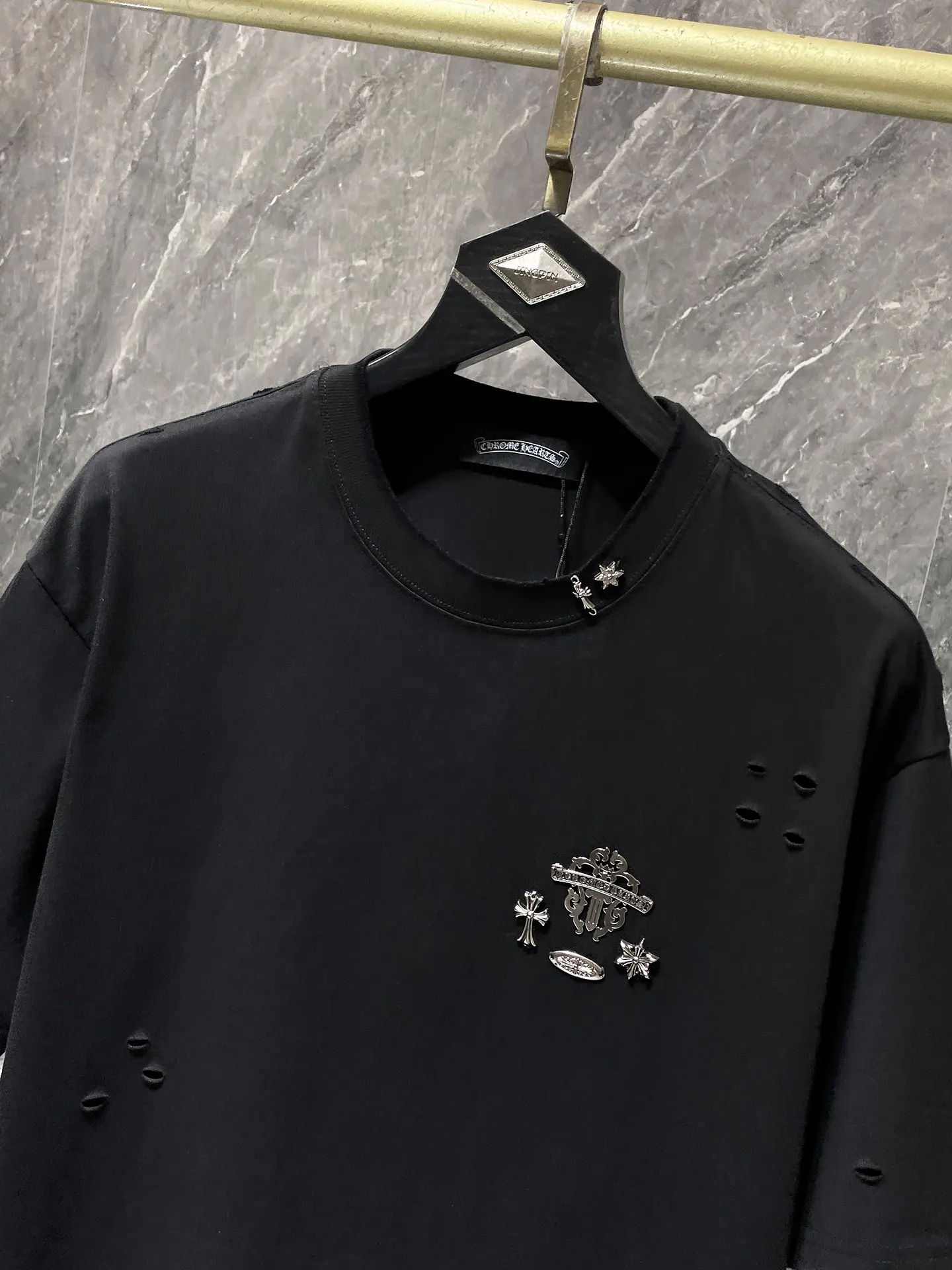 Distressed Cross Embellished T-Shirt D11011622 — view 4