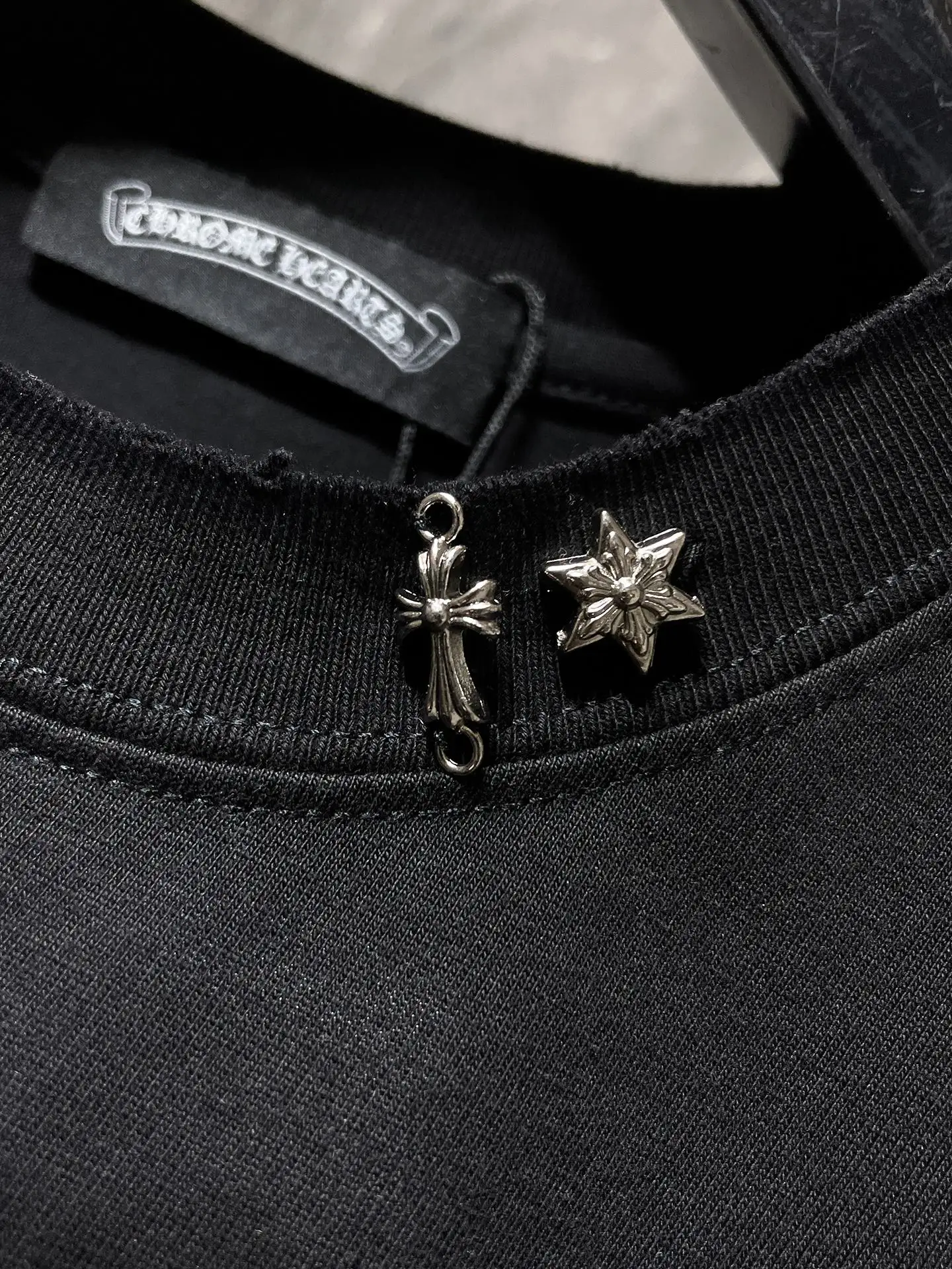 Distressed Cross Embellished T-Shirt D11011622 — view 6