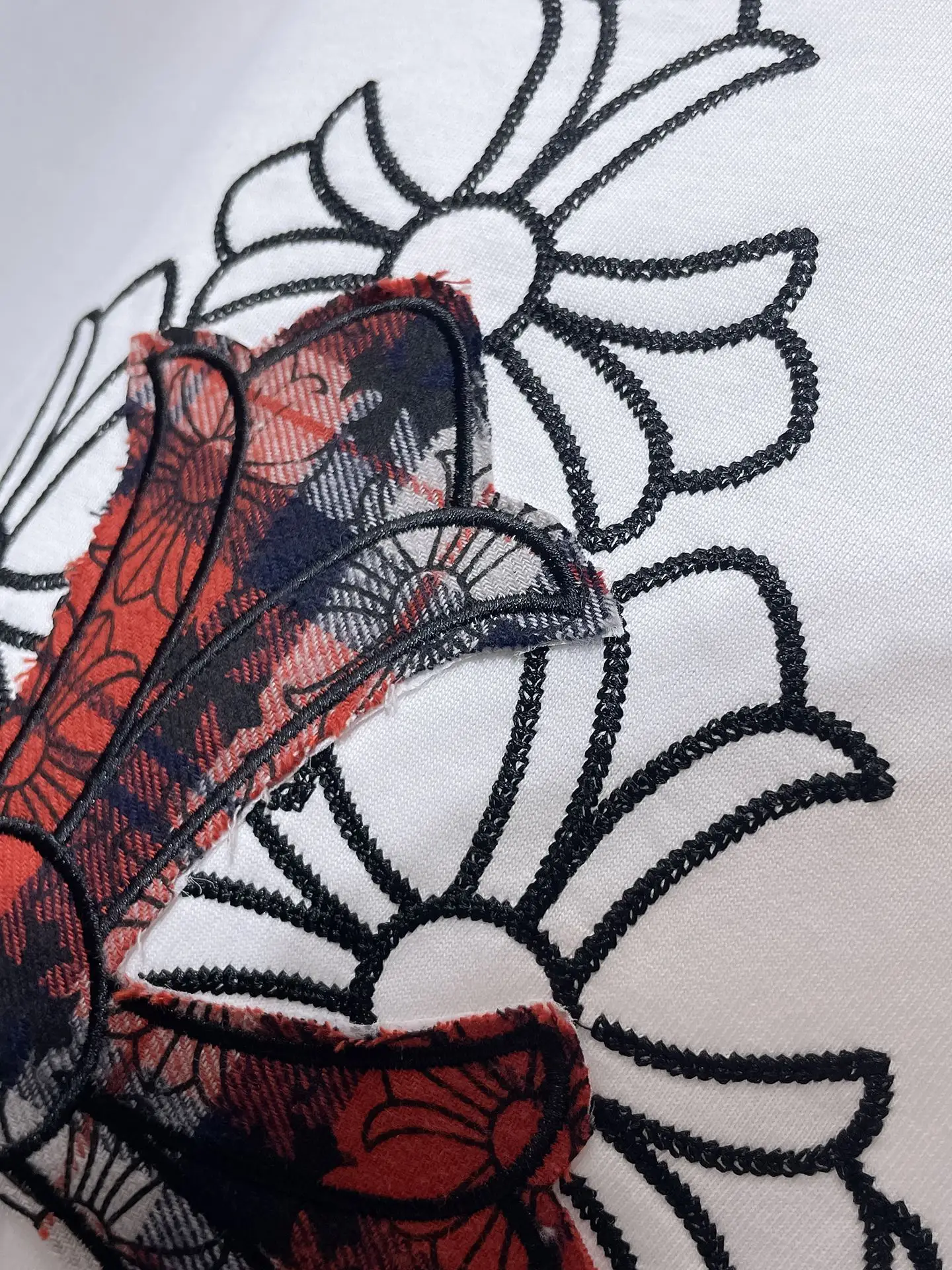 Cross Patch Embroidered Cotton T-Shirt D12011590 — view 7