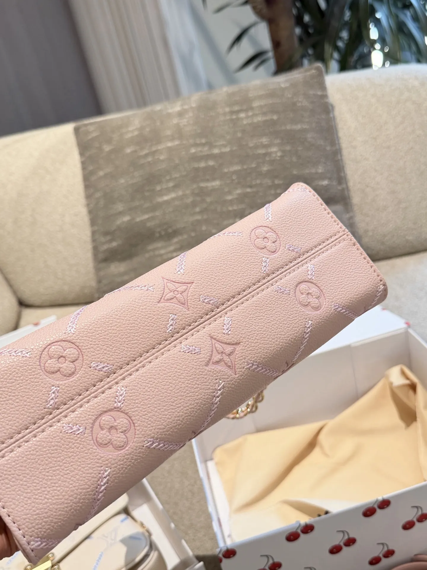 Onthego Monogram Empreinte Top-Handle Bag D35517970 — view 4