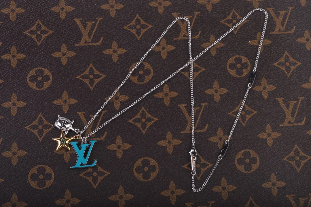 Aquatics Charm Pendant Necklace D10017175 — view 2
