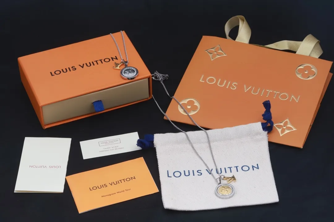 Louis Vuitton Reversible Monogram Flower Pendant Necklace D10017351 — view 5