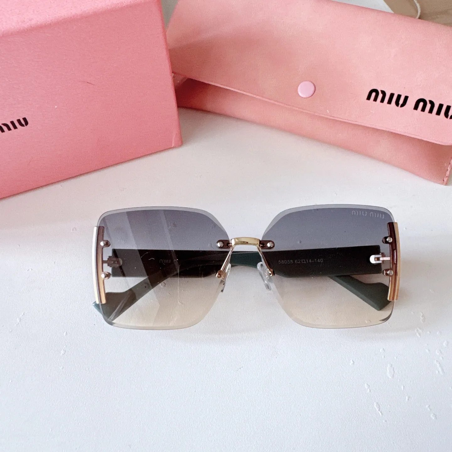 Oversized Square-Frame Sunglasses D20018573