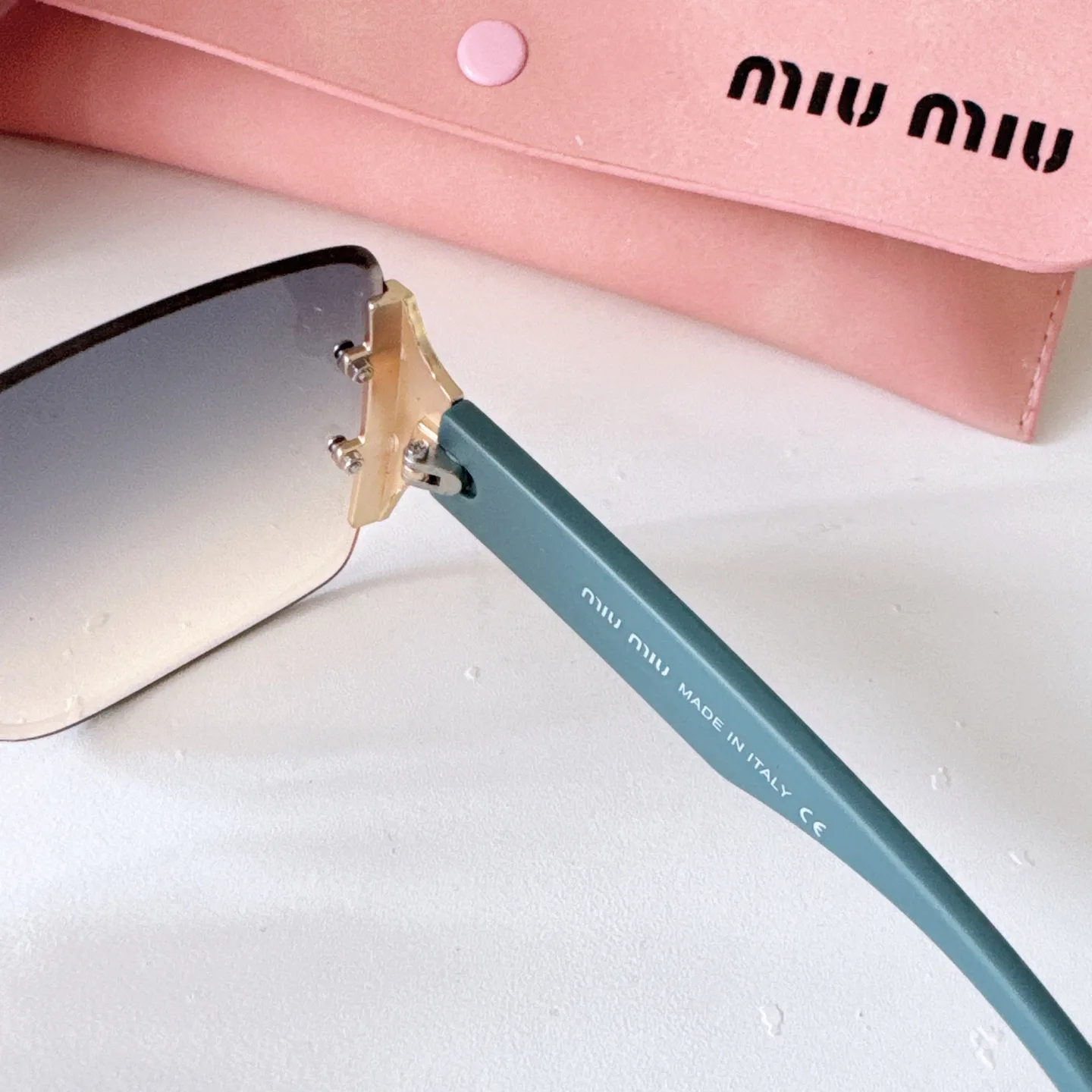 Oversized Square-Frame Sunglasses D20018573 — view 4