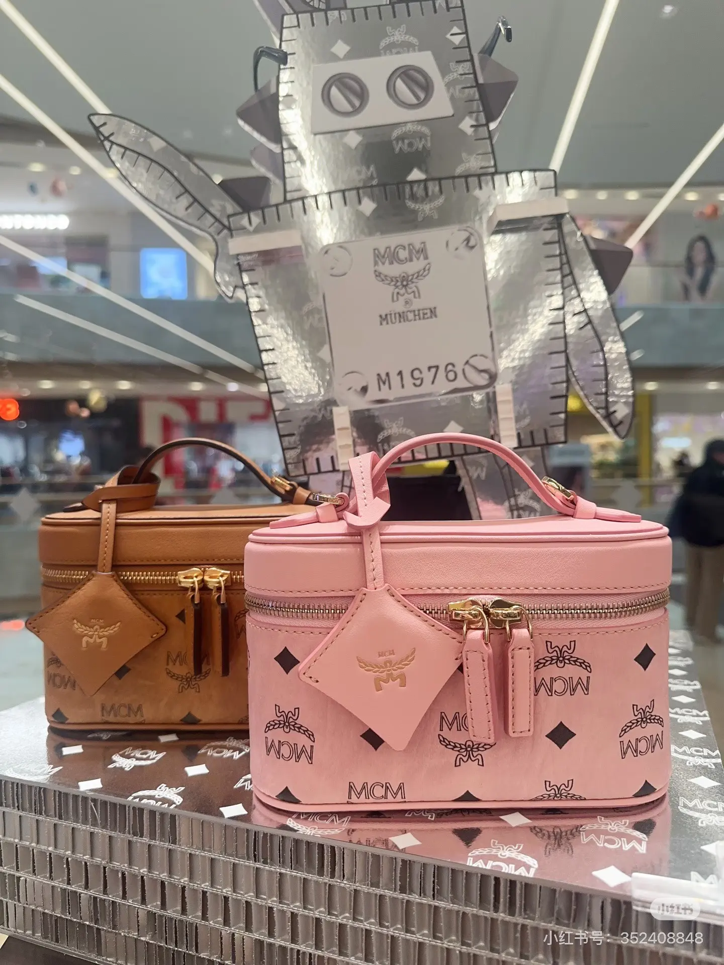 MCM Visetos Vanity Case D27016126 — view 6
