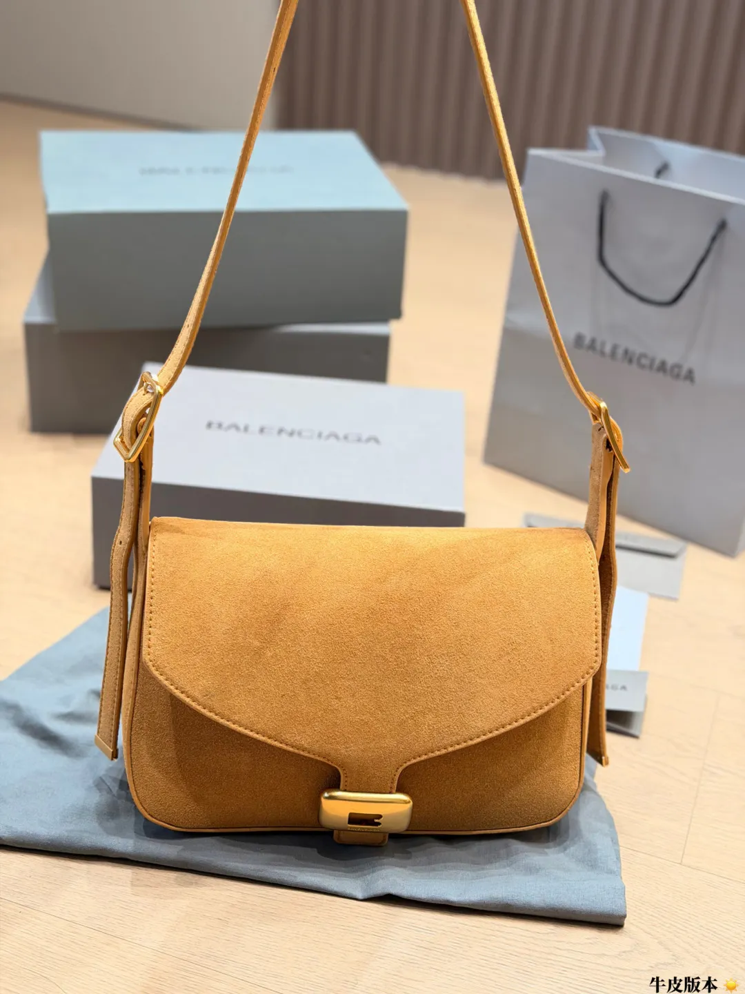 Balenciaga Cruiser Shoulder Bag D30016154 — view 3