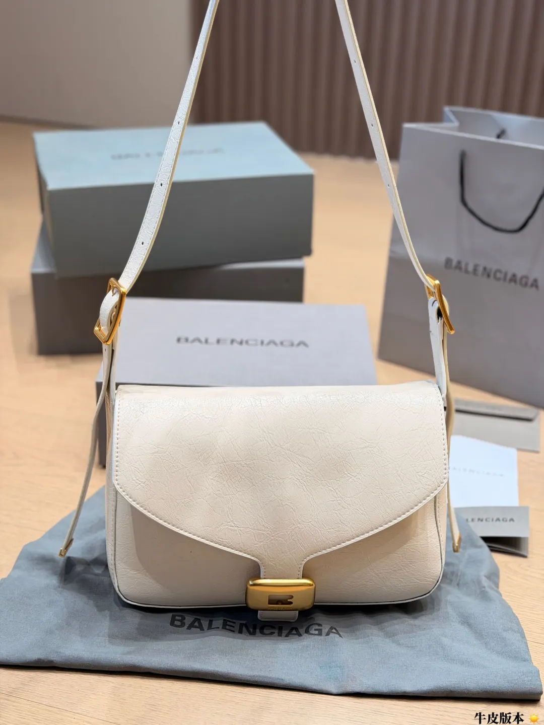 Balenciaga Cruiser Shoulder Bag D30016154 — view 4