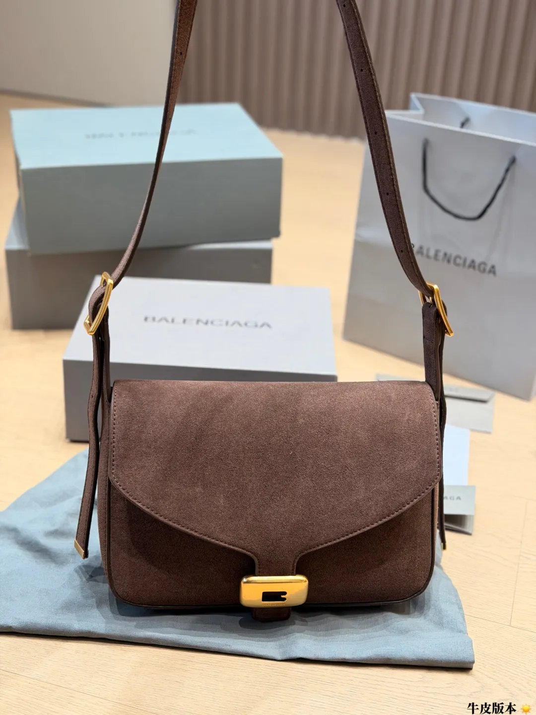 Balenciaga Cruiser Shoulder Bag D30016154 — view 5