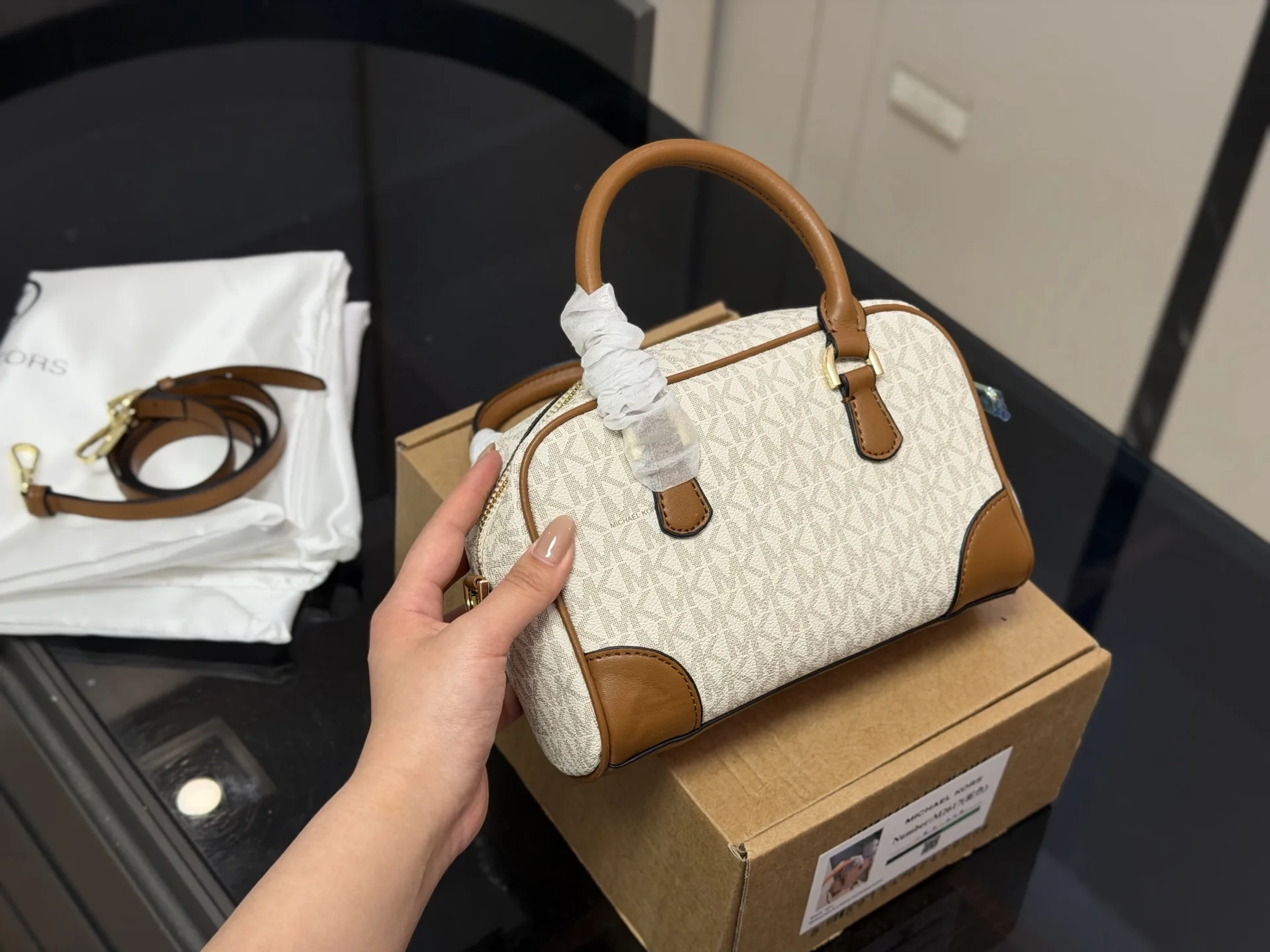 Michael Kors Thompson Bowling Bag D28016500 — view 7