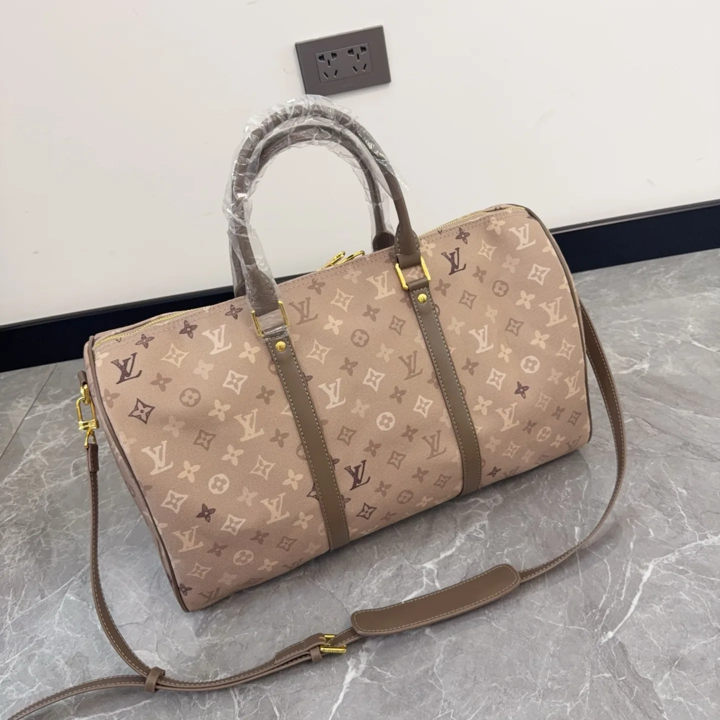 LV Monogram Travel Bag D27516167 — view 5