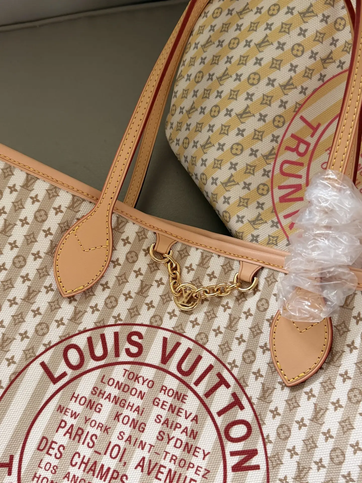 Louis Vuitton Neverfull Canvas Tote Bag D35516174 — view 3