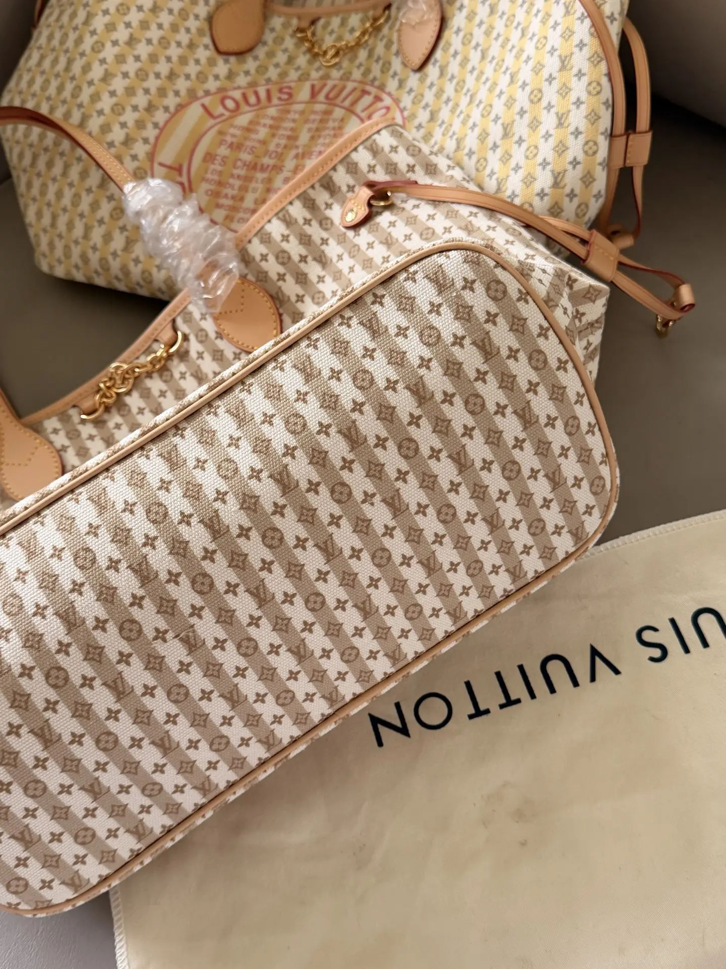 Louis Vuitton Neverfull Canvas Tote Bag D35516174 — view 5