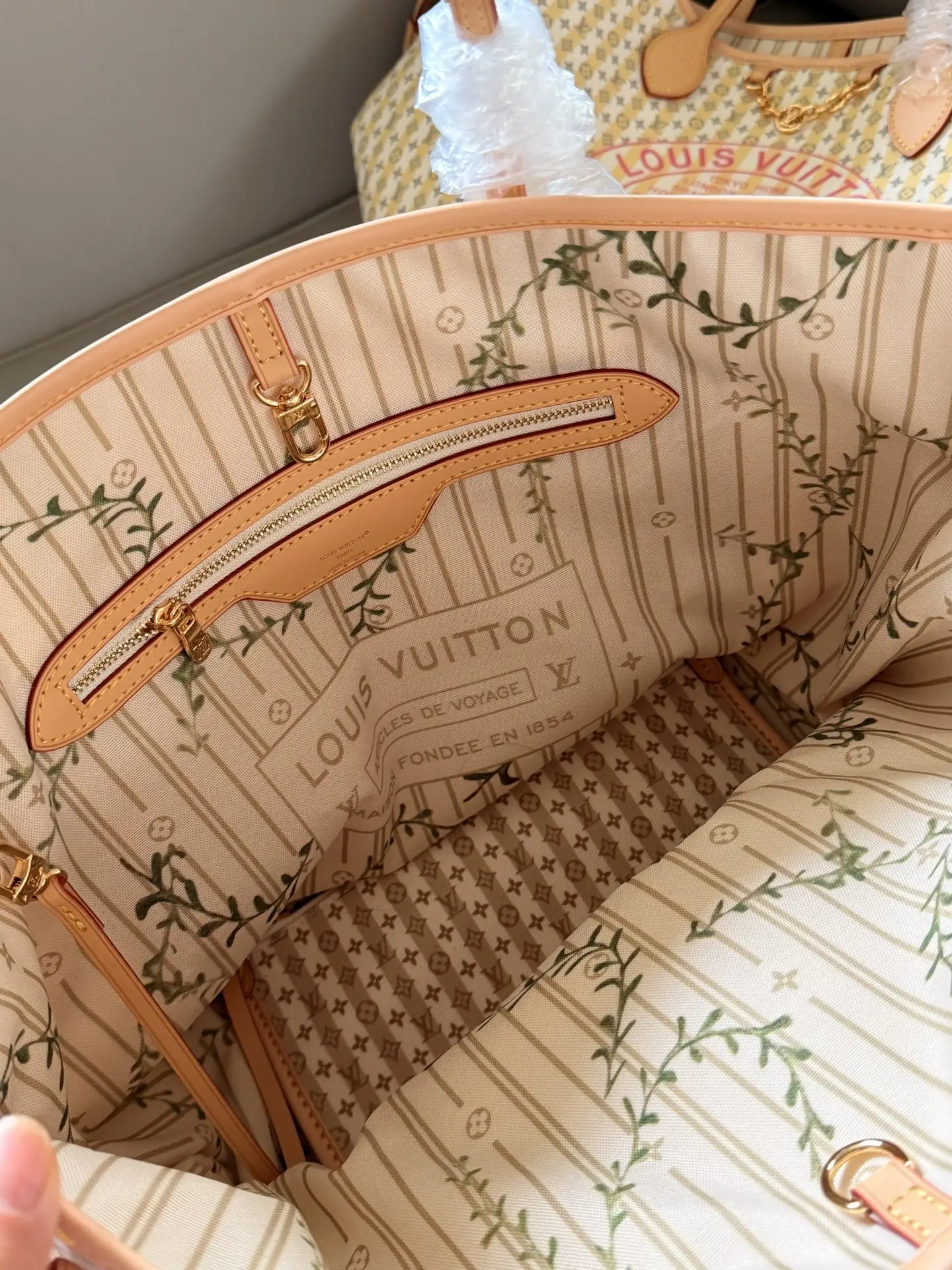 Louis Vuitton Neverfull Canvas Tote Bag D35516174 — view 6
