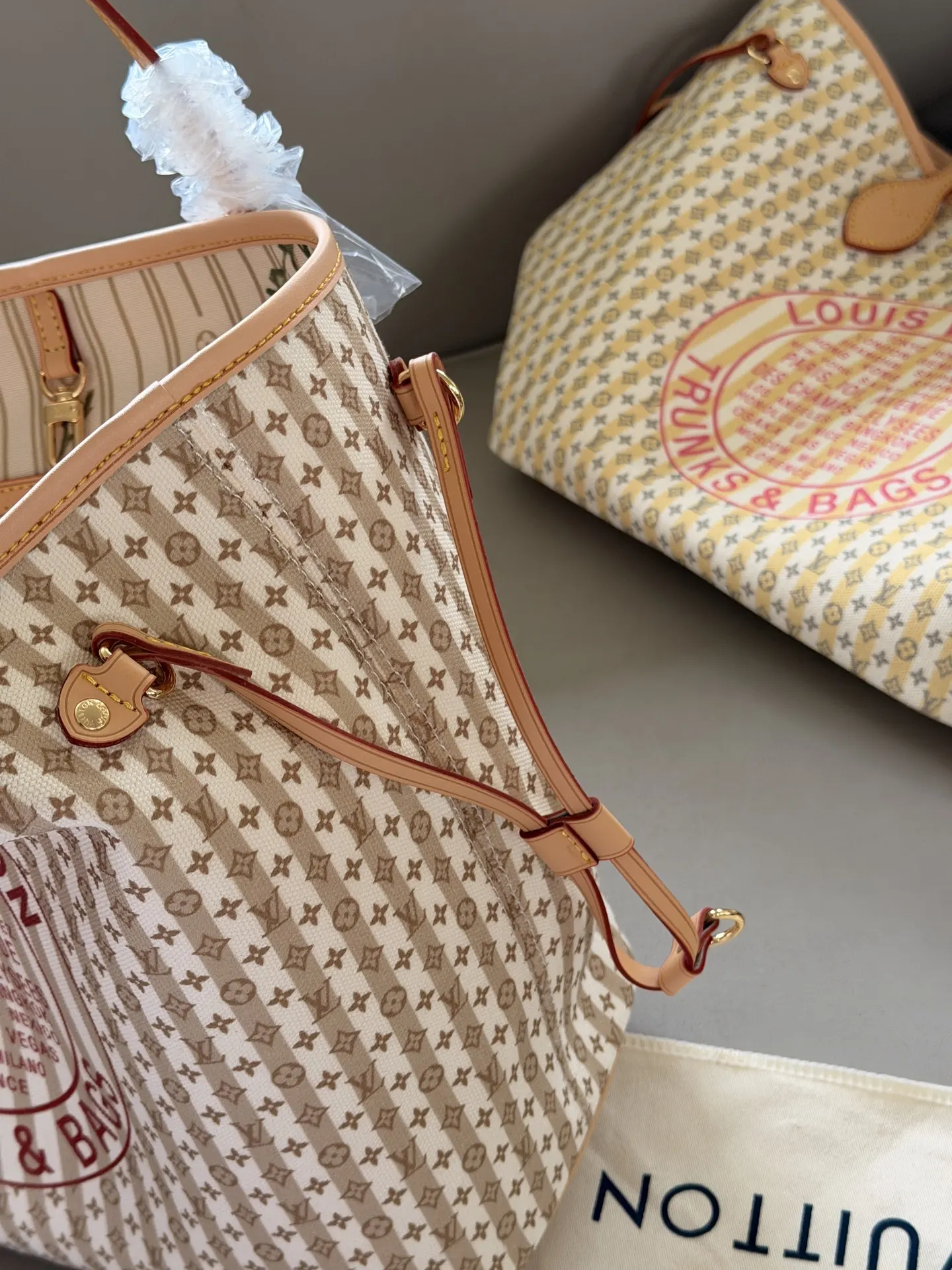 Louis Vuitton Neverfull Canvas Tote Bag D35516174 — view 9