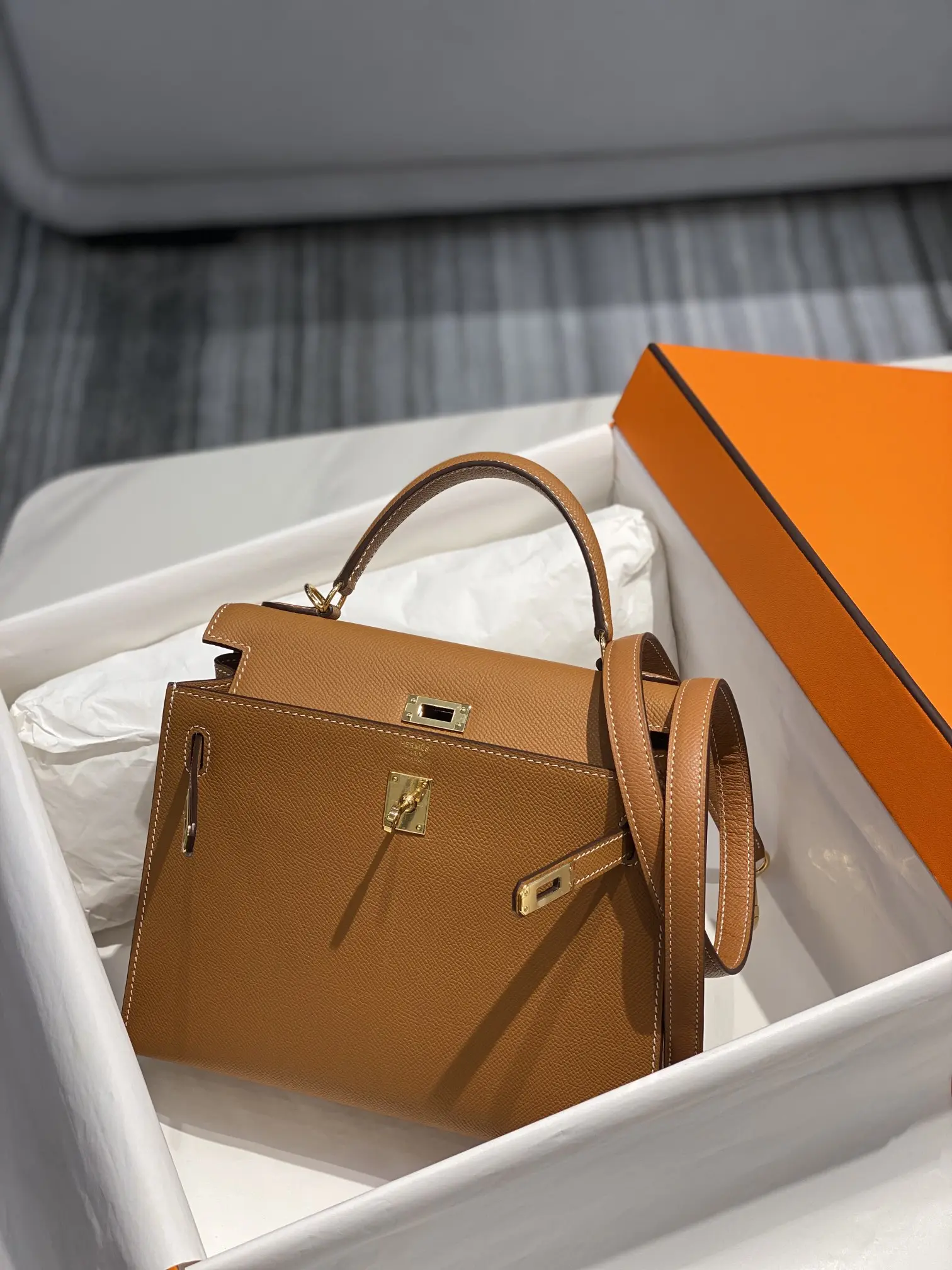 Hermès Kelly Epsom Leather Top-Handle Bag D59016191 — view 4