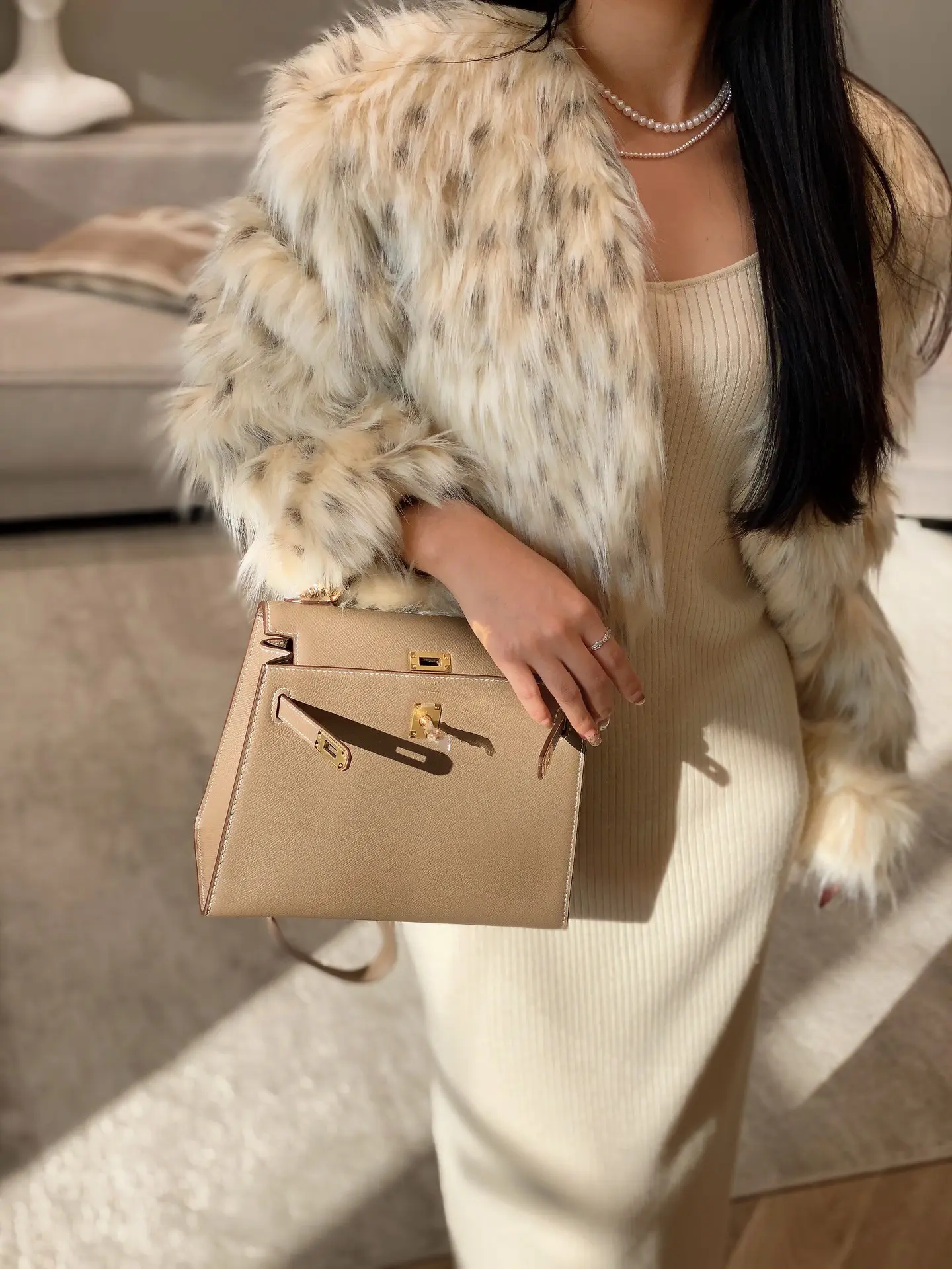 Hermès Kelly Grained Leather Top-Handle Bag D59016194 — view 3