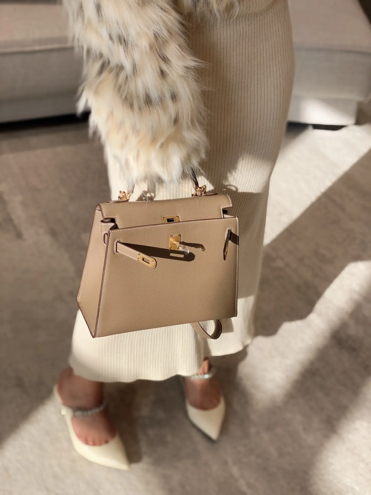 Hermès Kelly Grained Leather Top-Handle Bag D59016194 — view 4
