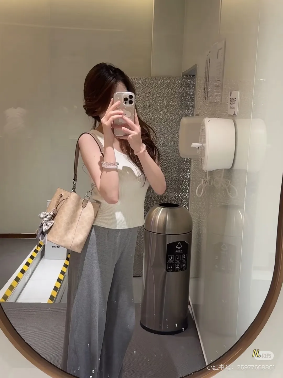 Coach Rowan 22 Signature Bucket Bag D34016216 — view 2