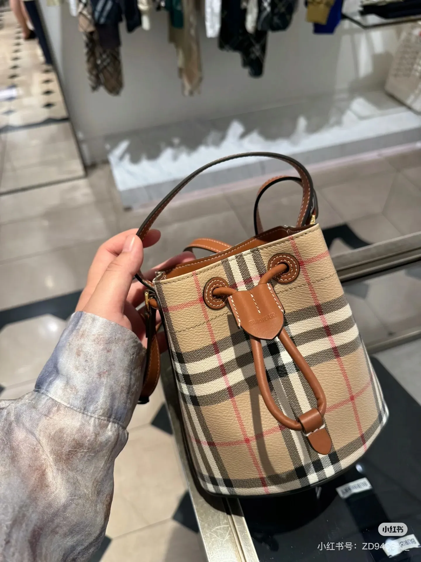 Burberry Check Drawstring Bucket Bag D28016218