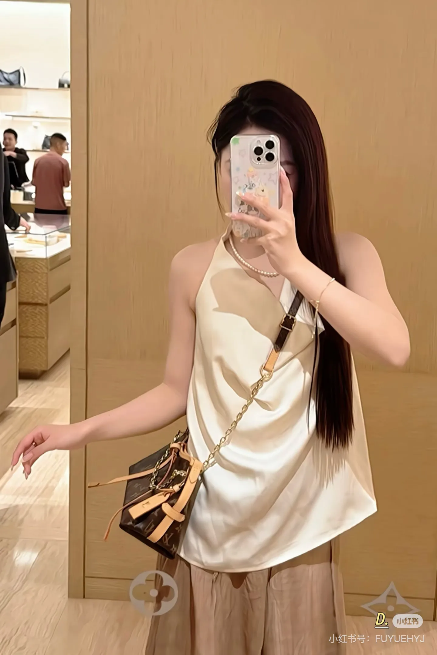 Louis Vuitton Carryall BB Monogram Shoulder Bag D34016488 — view 2