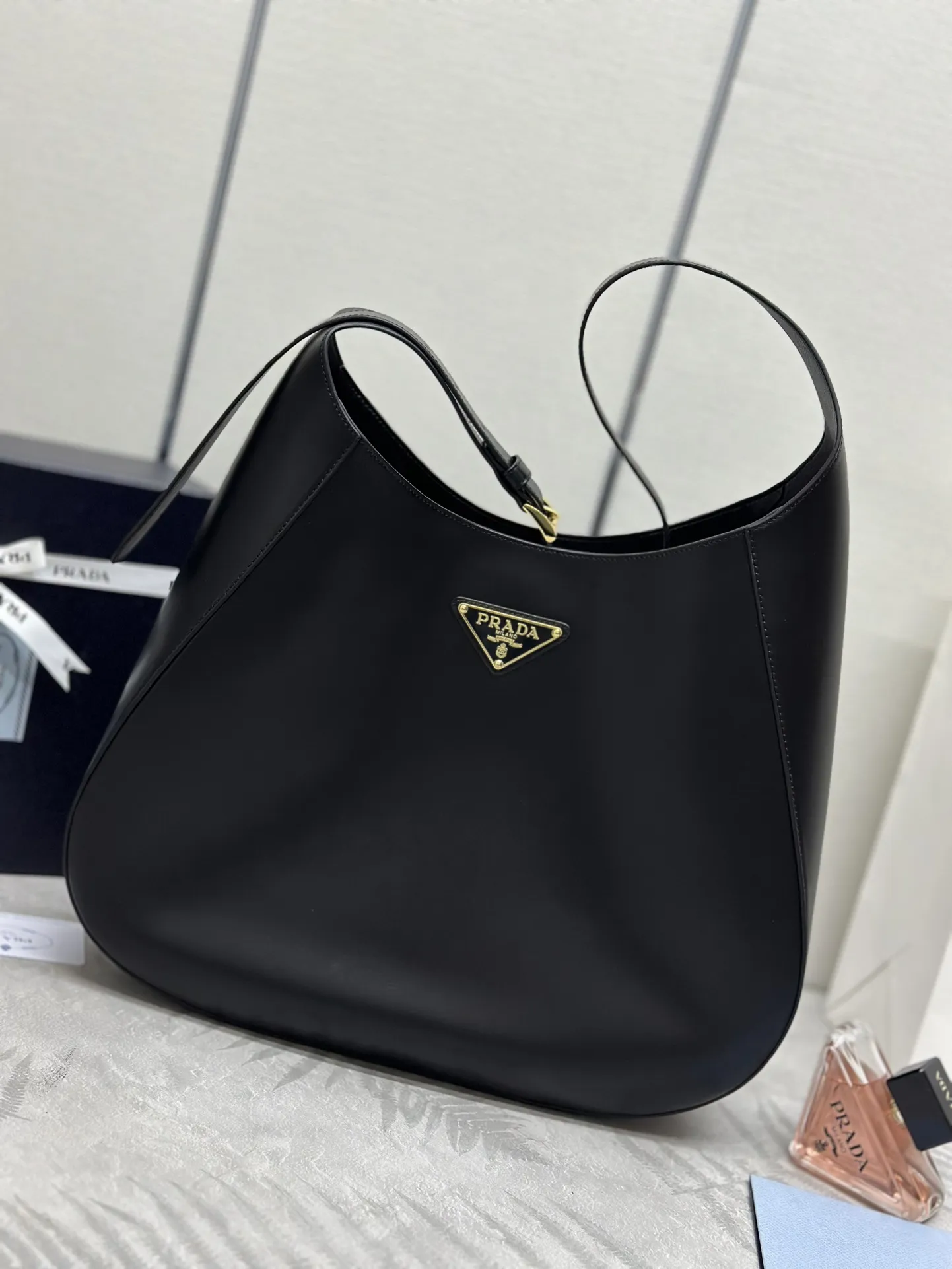 Cleo Large Leather Shoulder Bag D115016244