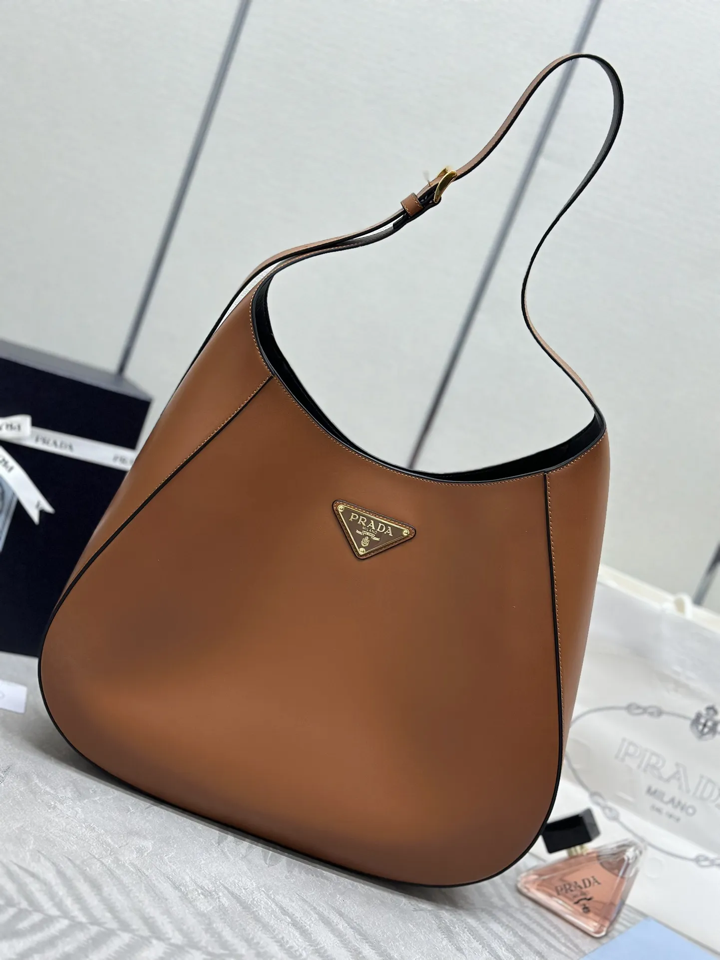 Cleo Large Leather Shoulder Bag D115016245