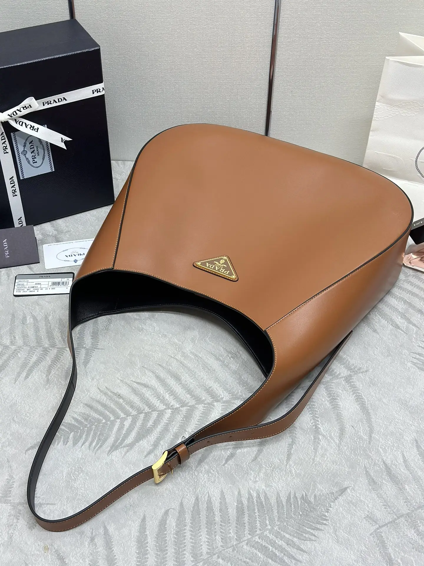 Cleo Large Leather Shoulder Bag D115016245 — view 4