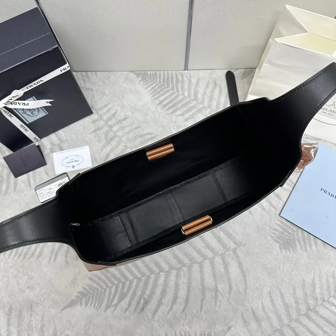 Cleo Large Leather Shoulder Bag D115016245 — view 7