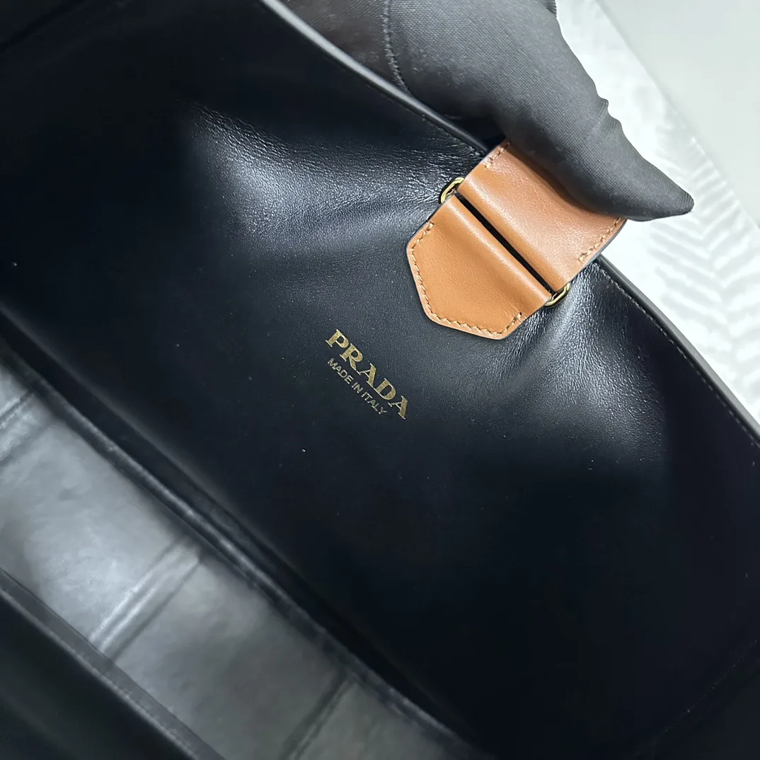 Cleo Large Leather Shoulder Bag D115016245 — view 8