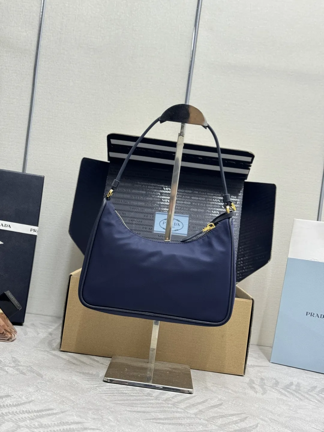 Re-Edition 2005 Nylon Hobo Bag D56016284 — view 2