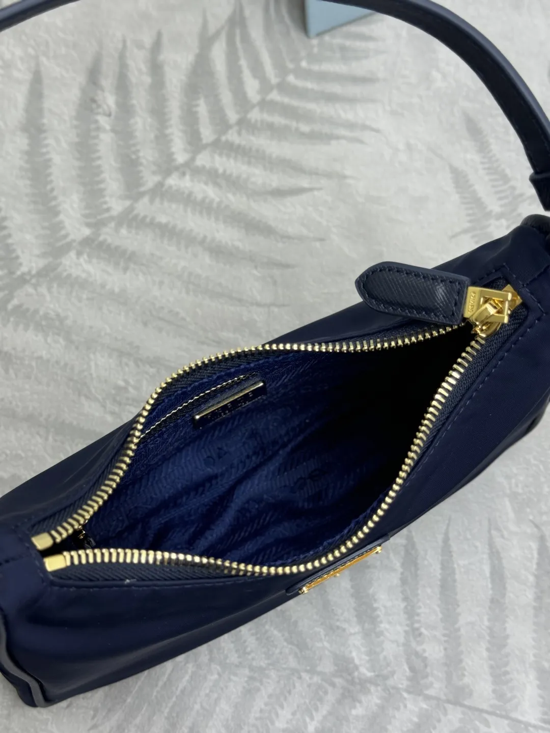 Re-Edition 2005 Nylon Hobo Bag D56016284 — view 8