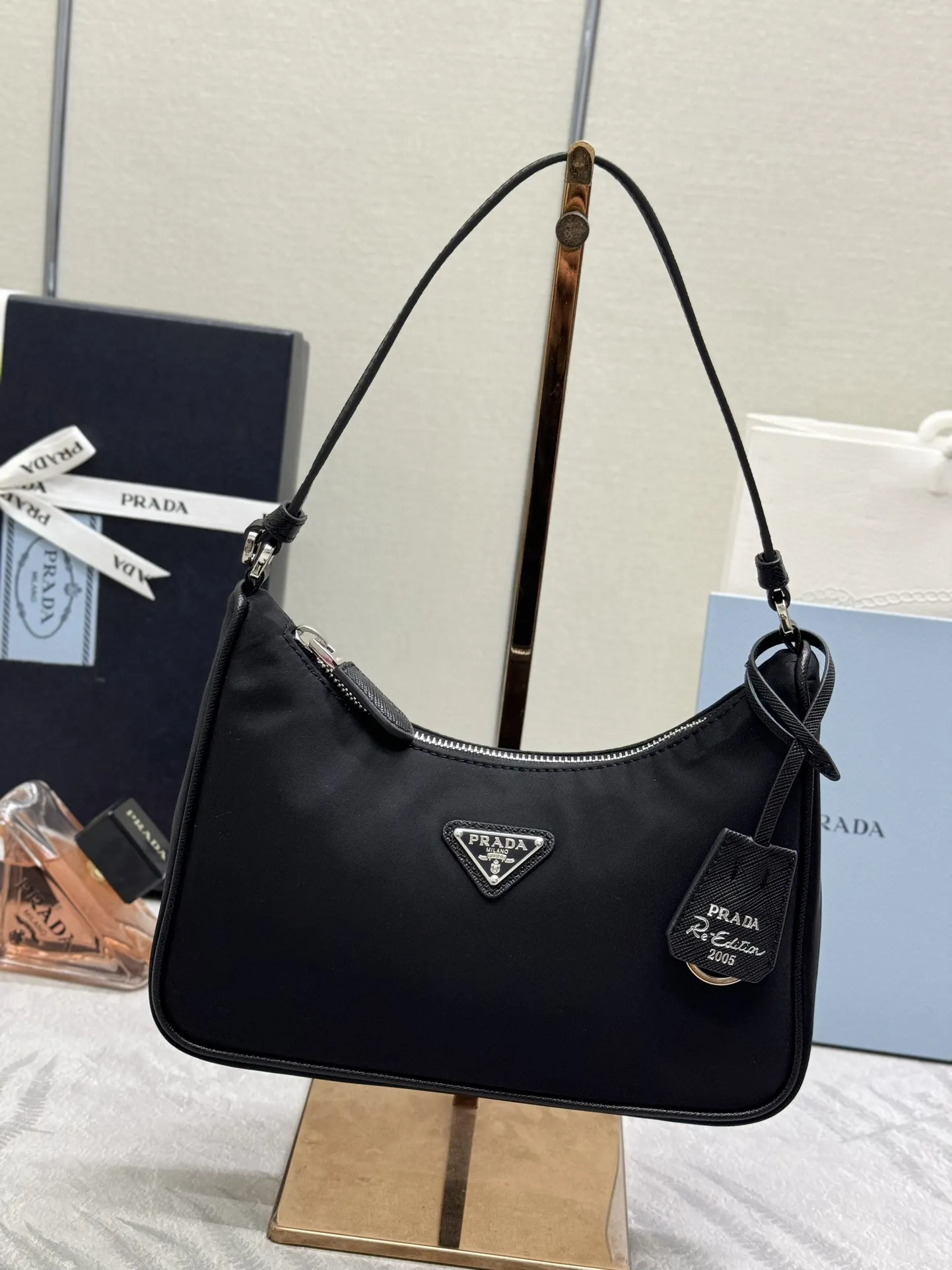 Prada Re-Edition 2005 Hobo Bag D56016286 — view 2