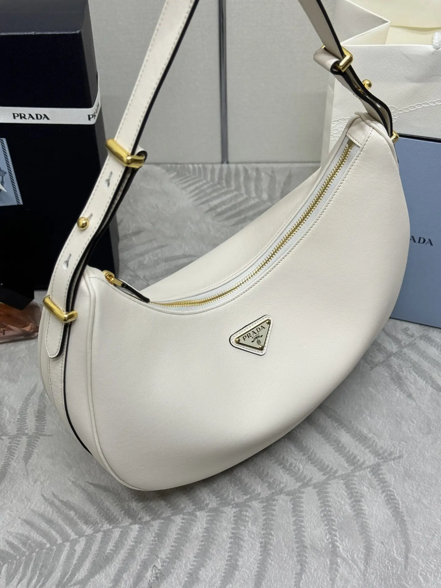 Moon Large Hobo Shoulder Bag D88016323 — view 4