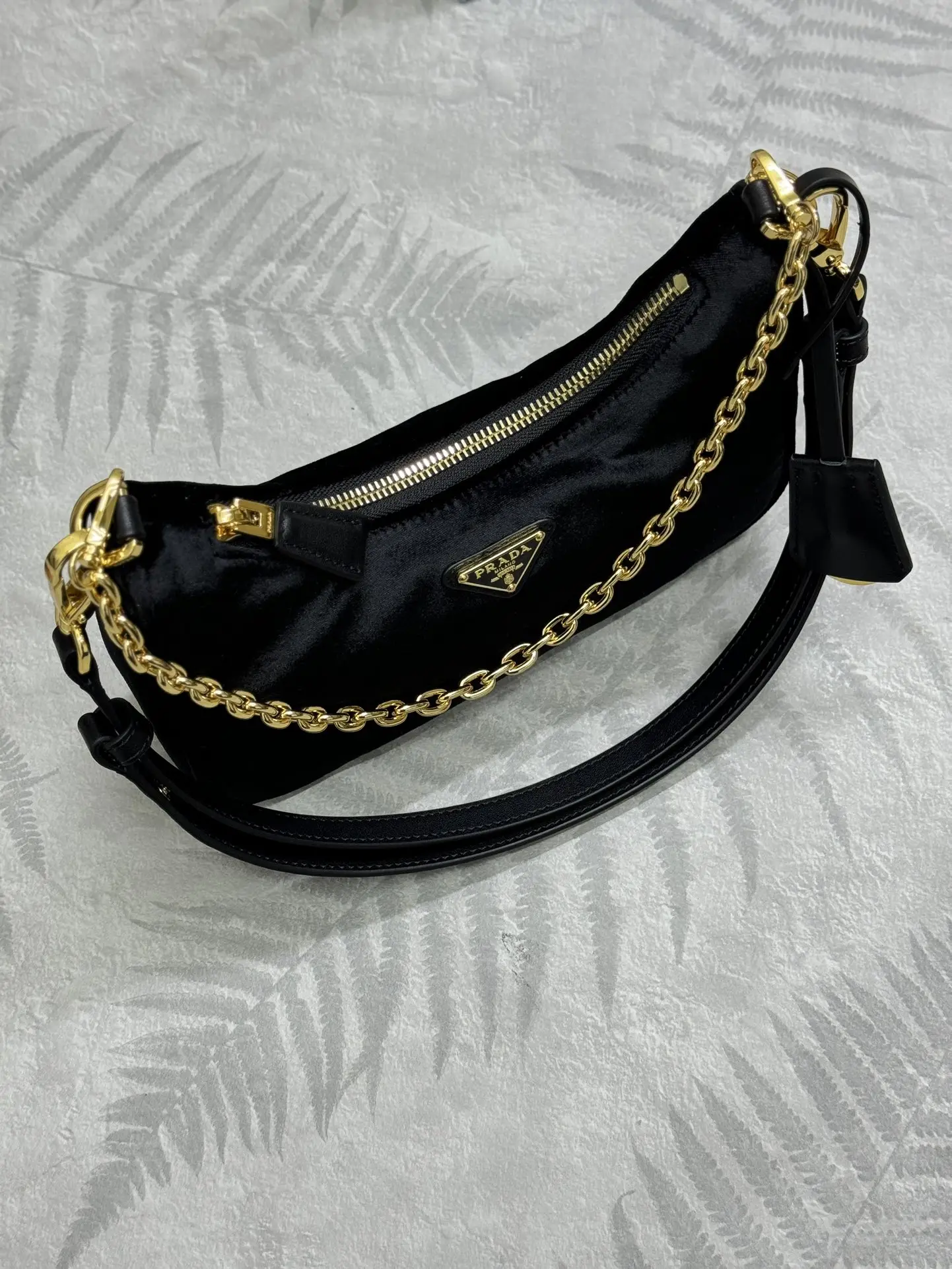 Velvet Hobo Shoulder Bag D70016325 — view 4