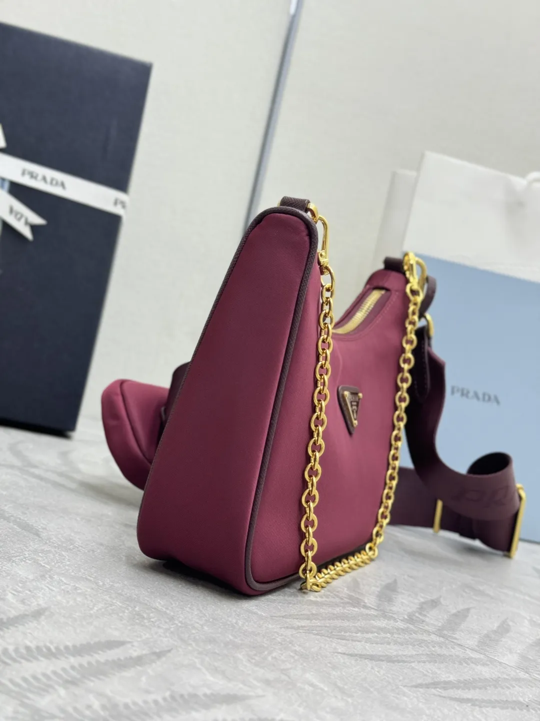 Re-Edition 2005 Nylon Hobo Bag D68016334 — view 4