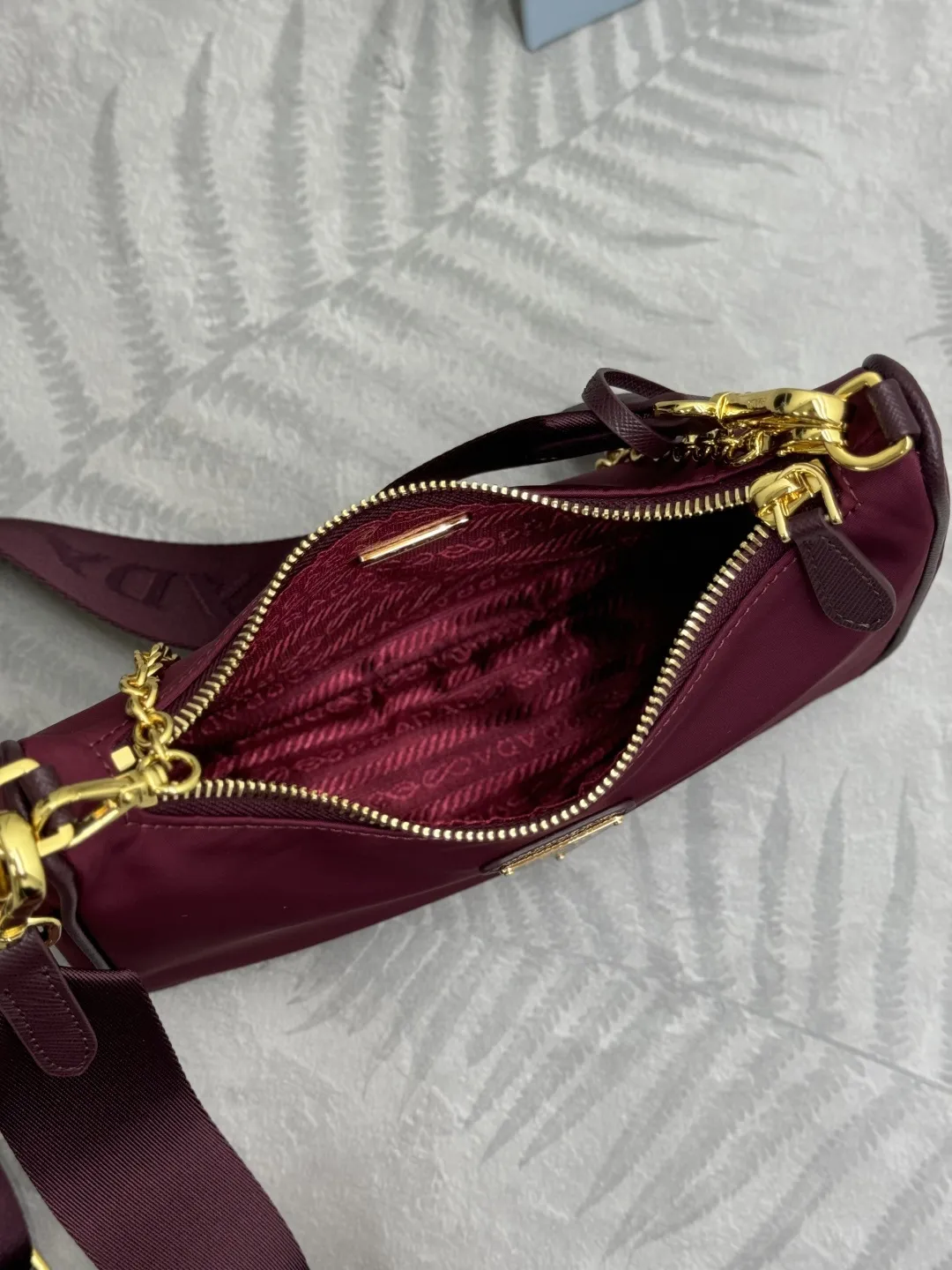 Re-Edition 2005 Nylon Hobo Bag D68016334 — view 8