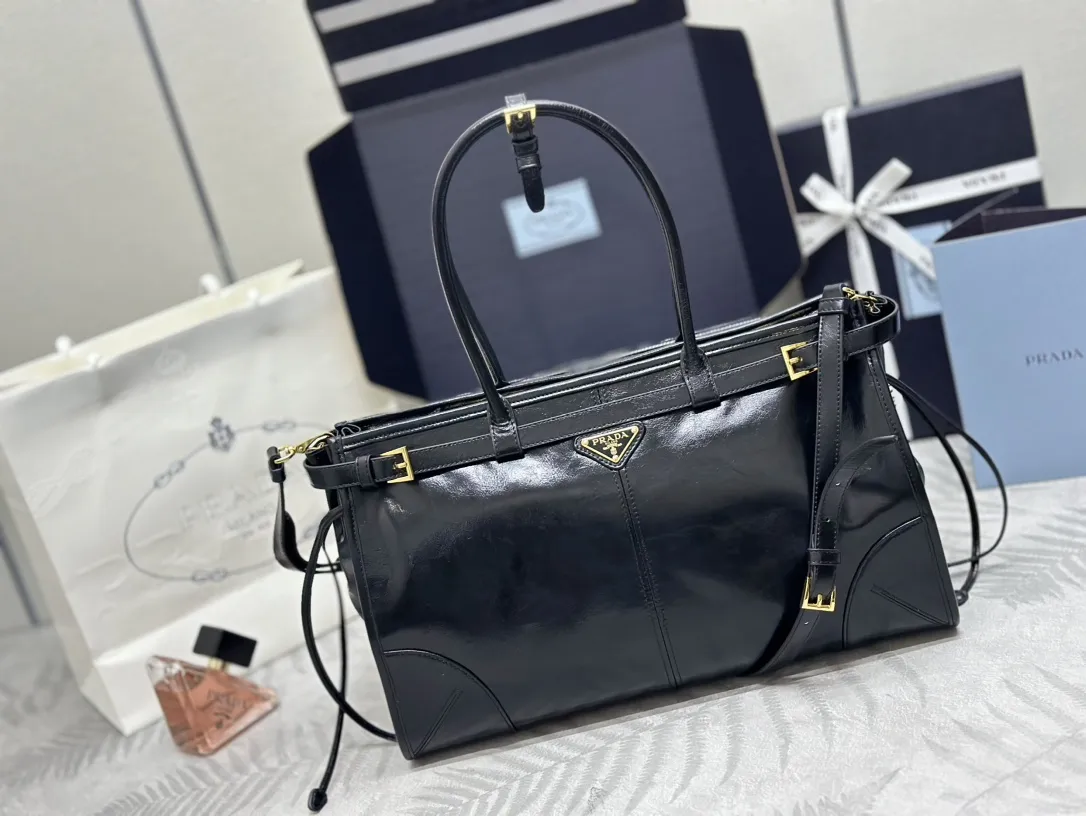 Soft Lux Oiled Wax Leather Tote Bag D114016345