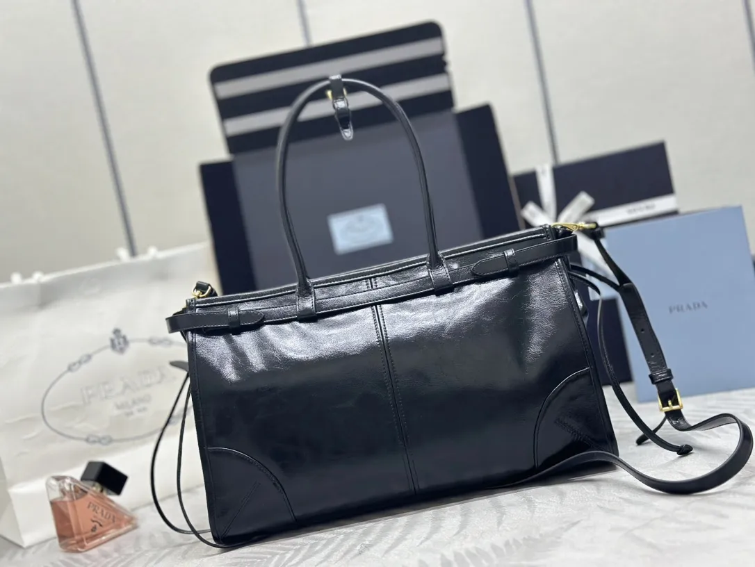 Soft Lux Oiled Wax Leather Tote Bag D114016345 — view 2