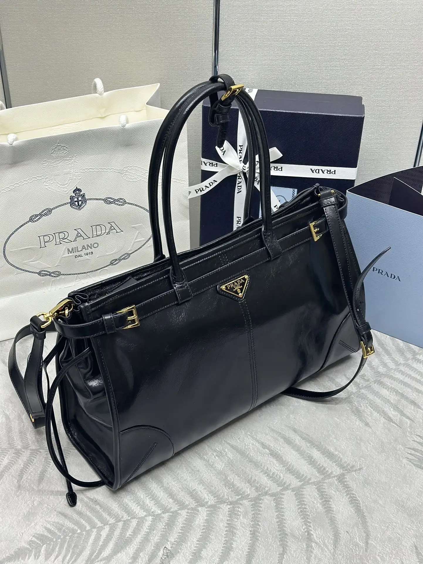 Soft Lux Oiled Wax Leather Tote Bag D114016345 — view 3