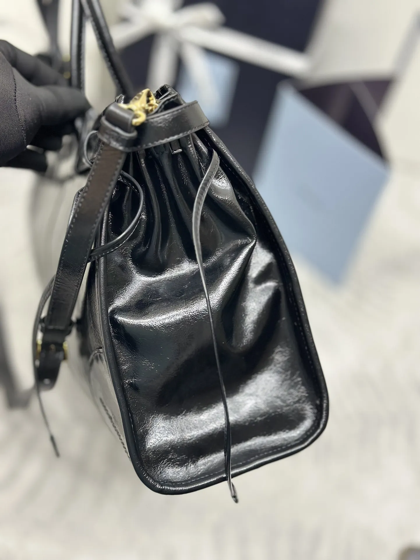 Soft Lux Oiled Wax Leather Tote Bag D114016345 — view 5